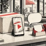 Un paquete y un teléfono con un vídeo, junto a un bocadillo vacío, una tarjeta en un sobre y una cesta roja.